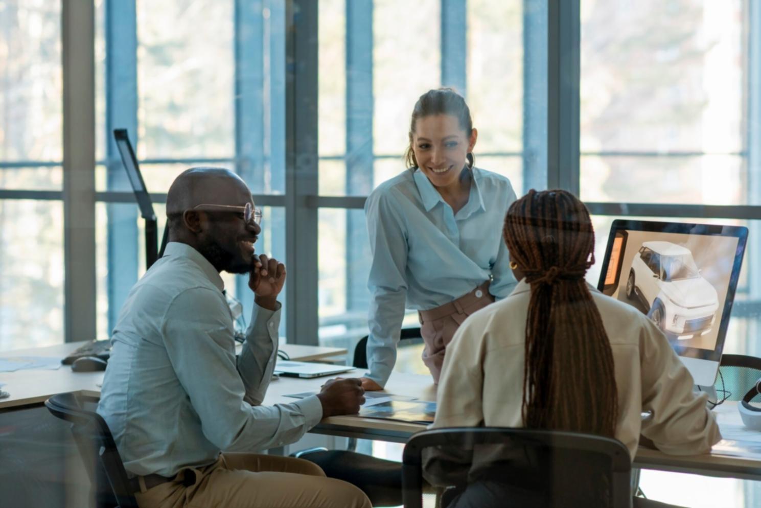 Equipo de análisis financiero trabajando en estrategias empresariales